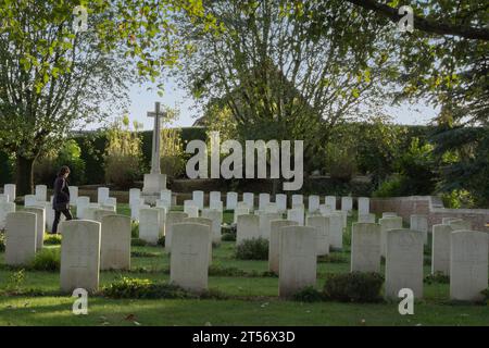 Der britische Friedhof Hermies 1. Weltkrieg und sein großes Kreuz im Dorf Hermies in Nordfrankreich östlich der Schlachtfelder von Somme. Stockfoto