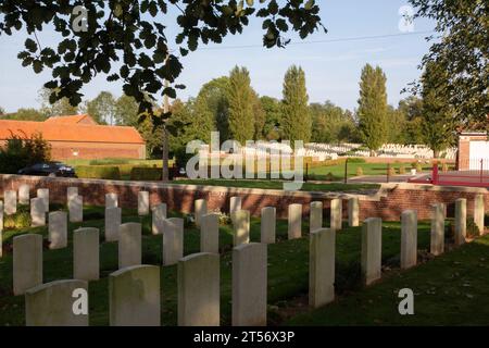 Der britische Friedhof Hermies aus dem 1. Weltkrieg und der britische Friedhof Hermies Hill auf der anderen Straßenseite unter den Pappelbäumen in Nordfrankreich. Stockfoto