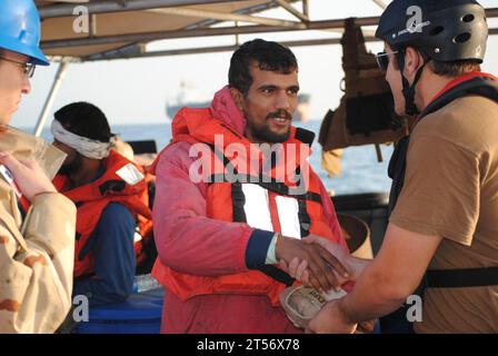 US Navy 120110ZZ999-004 ein iranischer Seefahrer begrüßt einen US-Küstenwächter, der dem US-Küstenwächter Cutter Monomoy (WPB-1326) zugeteilt ist.jpg Stockfoto