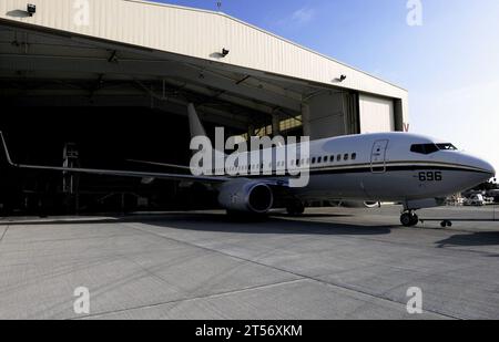 Ein C-40 Clipper, der der Fleet Logistics Support Squadron (VR) 57 zugewiesen ist, steigt in einen Hangar ein, nachdem er in Naval Air Station.jpg angekommen ist Stockfoto