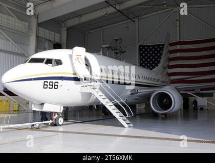 Ein C-40 Clipper, der der Fleet Logistics Support Squadron (VR) 57 zugewiesen ist, befindet sich in einem Hangar, nachdem er in der Naval Air Station N.jpg angekommen ist Stockfoto