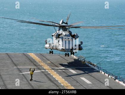 US Navy Ein CH-53E Super Stallion Hubschrauber der Marine Corps Reinforcement Squadron (VMM) 261 startet von der multi-pu.jpg Stockfoto