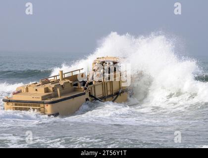 US Navy Ein leichteres Amphibienfracht-Schiff, das der Beach Master Unit (BMU) 1 zugewiesen ist, fährt nach sea.jpg Stockfoto