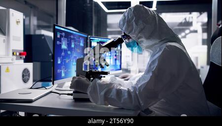 Industrielle Medizinische Fabrikforschung Mit Mikroskop Im Produktionslabor Stockfoto