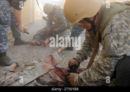 US Navy A Sailor wendet ein Tourniquet auf ein Training dummy.jpg an Stockfoto