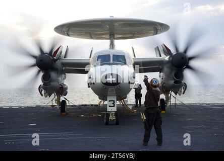 US Navy Ein Flugzeugkapitän überträgt Handsignale zwischen Betreuern und Piloten einer E-2C Hawkeye, die den Sonnenkönigen von Airbo.jpg zugewiesen wurde Stockfoto