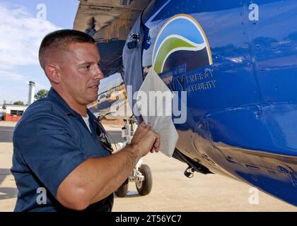 US Navy A Sailor trägt ein Navy Energy Security Logo auf einen Blue Angels F18.jpg Stockfoto