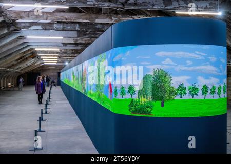 David Hockney: Ein Jahr in Normandie im historischen Dachraum - eine speziell gestaltete Ausstellung, die über 200 miteinander verknüpfte Werke des in Bradford geborenen Künstlers verbindet. Mit einer Länge von 90,75 Metern zeichnet der Fries die wechselnden Jahreszeiten im und um den französischen Garten des Künstlers auf. Dies ist das erste Mal, dass diese Arbeit im Vereinigten Königreich zu sehen ist. Salts Mill in Saltaire, Yorkshire, ein UNESCO-Weltkulturerbe. Stockfoto