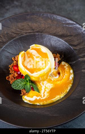Charakteristisches tiefgefrorenes tropisches Dessert auf dunklem Hintergrund, Seitenansicht Stockfoto