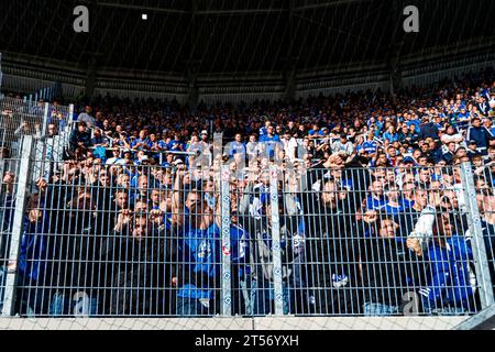 Karlsruhe, Deutschland. Oktober 2023. firo: 22. Oktober 2023, Fußball, 2. Liga, 2. Bundesliga, Saison 2023/2024, Karlsruher SC - FC Schalke 04 die Fankurve, Fanblock, unterstützt nach dem Tor 3-0. Details, Details, Nahaufnahme Kredit: dpa/Alamy Live News Stockfoto