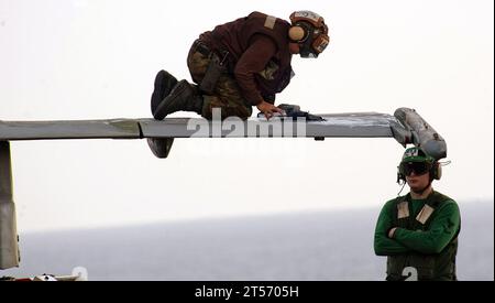 US Navy A Sailor wischt den Flügel einer F18C Hornet von der Golden Dragons of Strike Fighter Squadron (VFA) 192 auf der fl.jpg ab Stockfoto