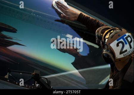 US Navy A Sailor wischt das Baldachin einer jet.jpg ab Stockfoto