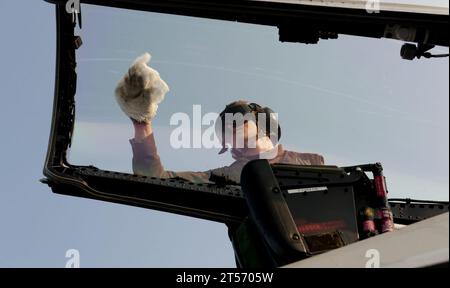 US Navy A Sailor wischt das Vordach eines Flugzeugs auf dem Flugdeck des Flugzeugträgers USS John C. Stenni.jpg ab Stockfoto