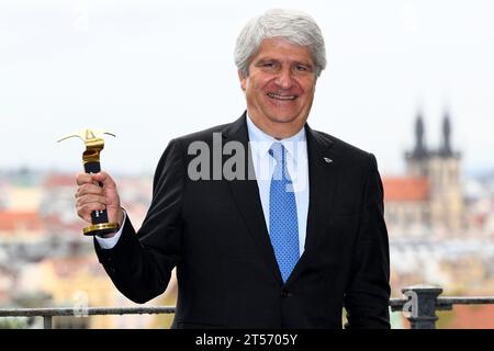 Prag, Tschechische Republik. November 2023. Präsident des Internationalen Motorradverbandes FIM Jorge Viegas posiert mit dem Golden Lenker Award in Prag, Tschechische Republik, 3. November 2023. Quelle: Ondrej Deml/CTK Photo/Alamy Live News Stockfoto