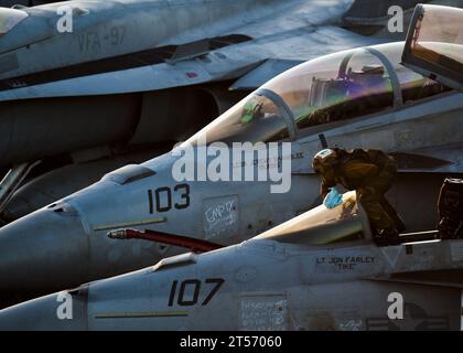 US Navy A Sailor wischt eine F18F Super Hornet ab, die der Black Aces of Strike Fighter Squadron (VFA) 41 an Bord der Ni.jpg zugewiesen ist Stockfoto