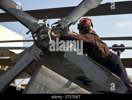 US Navy A Sailor wischt den Heckrotor eines MH-60R Sea Hawk Hubschraubers ab, der den Raptors of Helicopter Maritime Strik.jpg zugeordnet ist Stockfoto