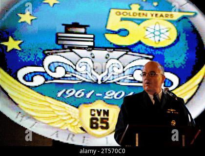 John C. Harvey Jr., Kommandeur der US-Flottenstreitkräfte, spricht in der Hangar-Bucht des Flugzeugträgers USS Enterprise.jpg Stockfoto