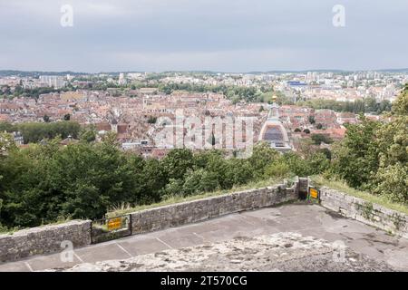 Blick über die Stadt vom Fuße der Zitadelle in Besancon, Frankreich Stockfoto