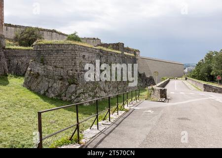 Ein Blick auf eine der massiven Schutzmauern der Zitadelle in Besancon, Frankreich Stockfoto