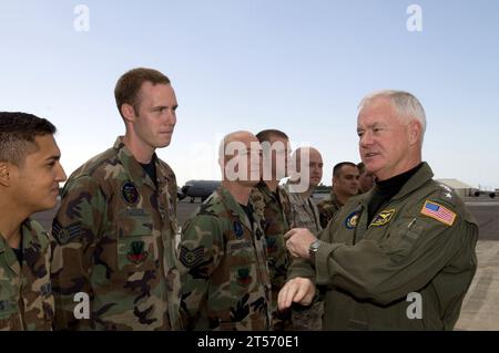 Timothy J. Keating, Kommandeur des U.S. Pacific Command, spricht mit den Flugbesatzungsmitgliedern der 393. Bombe Squadron.jpg Stockfoto