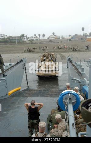 Nach dem Abladen des 24. Marines-Regiments an die Küste von Anaco, Peru, kommt eine leichtere amphibische Nachlieferungsfracht (LARC) wieder an Bord des Landing Craft Utility (LCU) 1629, um mit dem operatio.jpg fortzufahren Stockfoto