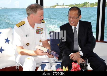 Patrick Walsh, Kommandeur der US-amerikanischen Pazifikflotte, präsentiert den Präsidenten der Philippinen Benigno Aquino III A biograph.jpg Stockfoto