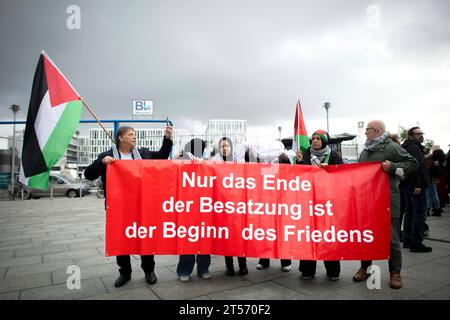 Gaza Solidarity Demonstration Deu, Deutschland, Deutschland, Berlin, 28.10.2023 Demonstranten mit Transparent nur das Ende der Besatzung ist der Beginn des Friedens und Fahne von Palaestina auf der Kundgebung und Demonstration von einem breiten Buendnis von Palaestinenser, Juden und andere Gruppen der Friedensbewegung unter dem Motto Global South Unites for Frieden im Nahen Osten demonstrieren für einen sofortigen Waffenstillstand am Hauptbahnhof in Berlin Deutschland . Der Konflikt zwischen der Hamas und Israel verschaerft sich nach dem toedlichen Terror von Hamas am 7. Oktober und dem Krieg V Stockfoto