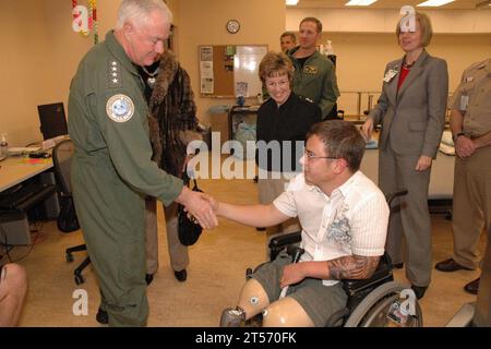 Timothy Keating, kommandierender Offizier des U.S. Pacific Command, gibt Lance eine Kommandomünze Stockfoto