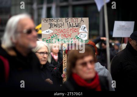 Gaza Solidaritätsdemonstration Deu, Deutschland, Deutschland, Berlin, 28.10.2023 Demonstranten mit Schild Genozid ist kein jüdischer Wert Waffenstillstand jetzt frei alle Geiseln und Gefangenen Voelkermord ist kein juedischer Wert Waffenstillstand jetzt alle Geiseln und Gefangenen freilassen auf der Kundgebung und Demonstration von einem breiten Buendnis von Palaestinenser, Juden und andere Gruppen der Friedensbewegung unter dem Motto Global South Unites for Frieden im Nahen Osten demonstrieren für einen sofortigen Waffenstillstand am Hauptbahnhof in Berlin Deutschland . Der Konflikt zwischen der Hamas und Stockfoto