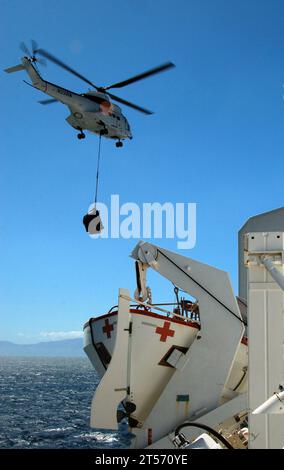 US Navy ein AS 332 Super Puma Hubschrauber, der dem Military Sealift Command Combat Stores Schiff USNS Niagara Falls (T-AFS 3) zugeordnet ist, liefert Lieferungen an das Military Sealift Command Krankenhausschiff USNS Mercy (T-A.jpg) Stockfoto