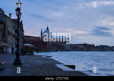 Tempel des Heiligsten Erlösers (italienisch Chiesa del Santissimo Redentore) auf der Insel Guidecca, fotografiert zur blauen Stunde im Frühling. Venedig - 4. Mai 20 Stockfoto