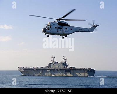 US Navy ein Helikopter EH-96 Puma vom Trocken-Frachtmunitionsschiff USNS Sacagawea (T-AKE 2) führt eine vertikale Auffüllung des amphibischen Angriffsschiffs USS Tarawa (LHA 1).jpg durch Stockfoto