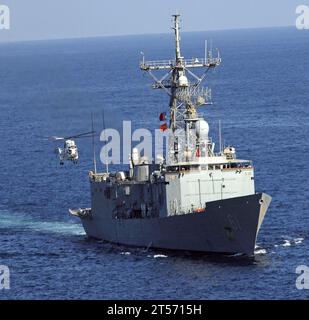 US Navy ein EH-96 Puma vom militärischen Sealift Command Trockenfracht-Munitionsschiff USNS Sacagawea (T-AKE 2) landet auf der Fregatte USS Ingraham (FFG 61).jpg Stockfoto