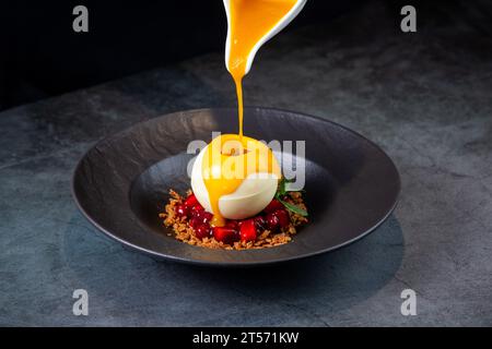 Charakteristisches tiefgefrorenes tropisches Dessert auf dunklem Hintergrund, Seitenansicht Stockfoto