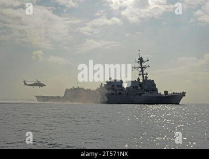 US Navy an MH-60R Sea Hawk führt Flug quarters.jpg durch Stockfoto