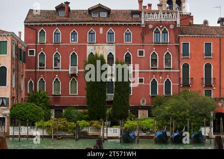 Fassade des Palazzo Rava, historisches rotes Gebäude von Giovanni Sardi am Canal Grande im Zentrum von Venedig - 5. Mai 2019 Stockfoto