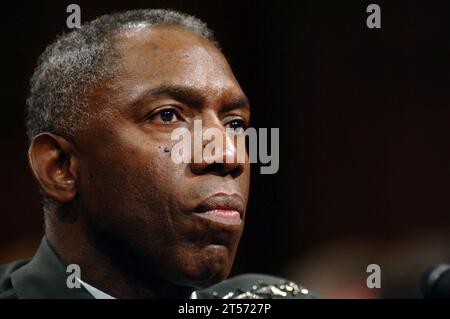 William E. Ward, General der US Navy, bezeugt vor dem Committee on Armed Services während seiner Bestätigungsverhandlung zur Ernennung zum Kommandeur von United States Africa Command.jpg Stockfoto