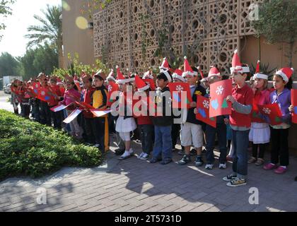 Die Kinder der US Navy von der Bahrain School singen Weihnachtslieder an US-Soldaten und Zivilisten employees.jpg Stockfoto