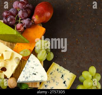 Käseplatte mit verschiedenen Käsesorten für Vorspeisen Stockfoto