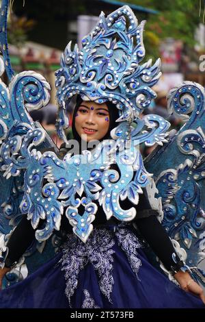 Der Teilnehmer Biro Fashion Karneval mit exotischem Kostüm Stockfoto