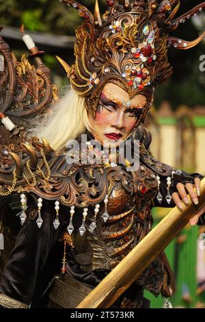 Der Teilnehmer Biro Fashion Karneval mit exotischem Kostüm Stockfoto