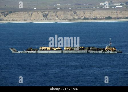 Die Ausrüstung der US Navy, die der 45th Sustainment Brigade und dem 3rd Brigade Combat Team der 25th Infantry Division zugewiesen ist, nähert sich dem Strand während der Joint Logistics Over.jpg mit einem verbesserten Marinebeleuchtsystem Stockfoto