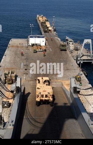 Die Ausrüstung der US Navy, die der 45. Nachhaltigkeitsbrigade und dem 3. Brigade Combat Team der 25. Infanteriedivision zugewiesen ist, rollt von der Heckrampe des Sealift Command Large, Medium Speed, roll-on-r.jpg Stockfoto