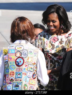 Die First Lady der US Navy Michelle Obama begrüßt ein Pfadfindermädchen auf der Naval Air Station Jacksonville.jpg Stockfoto