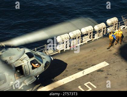 Besatzungsmitglieder an Bord des amphibischen Angriffsschiffs USS Tarawa (LHA 1) führen eine MH-60S Seahawk, die the.jpg zugewiesen wurde Stockfoto