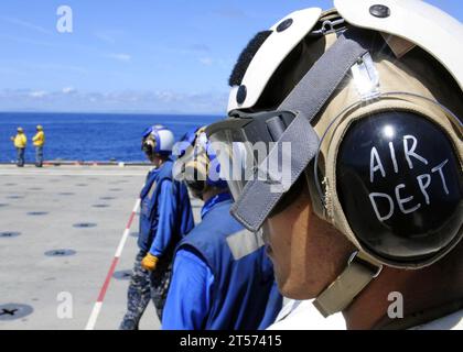 Personal des US Navy-Flugdecks, das dem vorgelagerten Amphibien-Transportschiff USS Denver (LPD 9) zugeordnet ist. Jpg Stockfoto