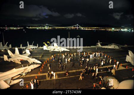 Gäste der US Navy versammeln sich auf dem Flugdeck der USS George Washington.jpg Stockfoto