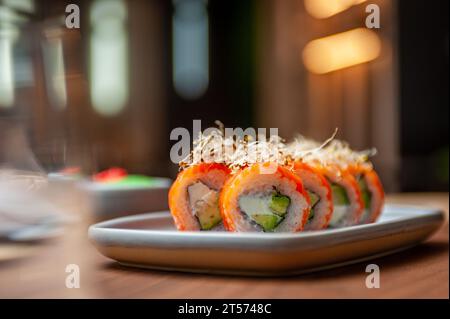 Klassisches Philadelphia Sushi-Brötchen mit Lachs und Frischkäse. Japanisches Gericht mit frischem Lachs und Reis. Hochwertige Fotos Stockfoto