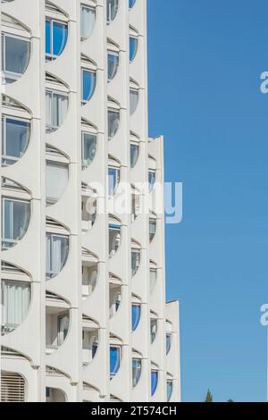 La Grande Motte, Frankreich - 30. September 2023 : futuristische Gebäude in der Stadt La Grande Motte, im Süden Frankreichs, in der Nähe der Camargue und des Mont Stockfoto