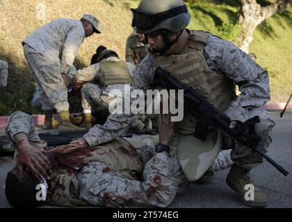 US Navy Hospital Corpsmen, die am Kurs Taktische Kampfunfälle am Naval Medical Center San Diego (NMCSD) Treat c.jpg teilnehmen Stockfoto